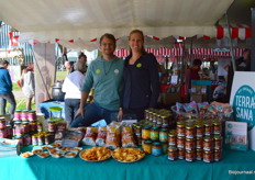 Sebastiaan Krouwel en Belinda Barnhard in de kraam van TerraSana. 